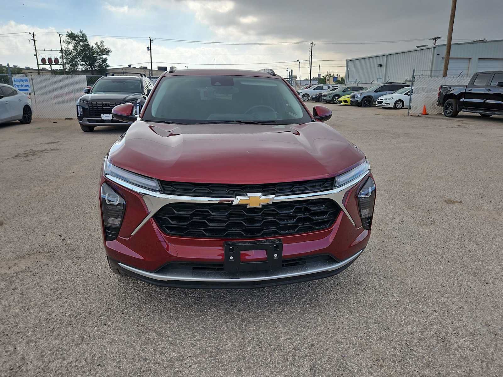 Used 2025 Chevrolet Trax LT w/ LT Convenience Package FWD image 3
