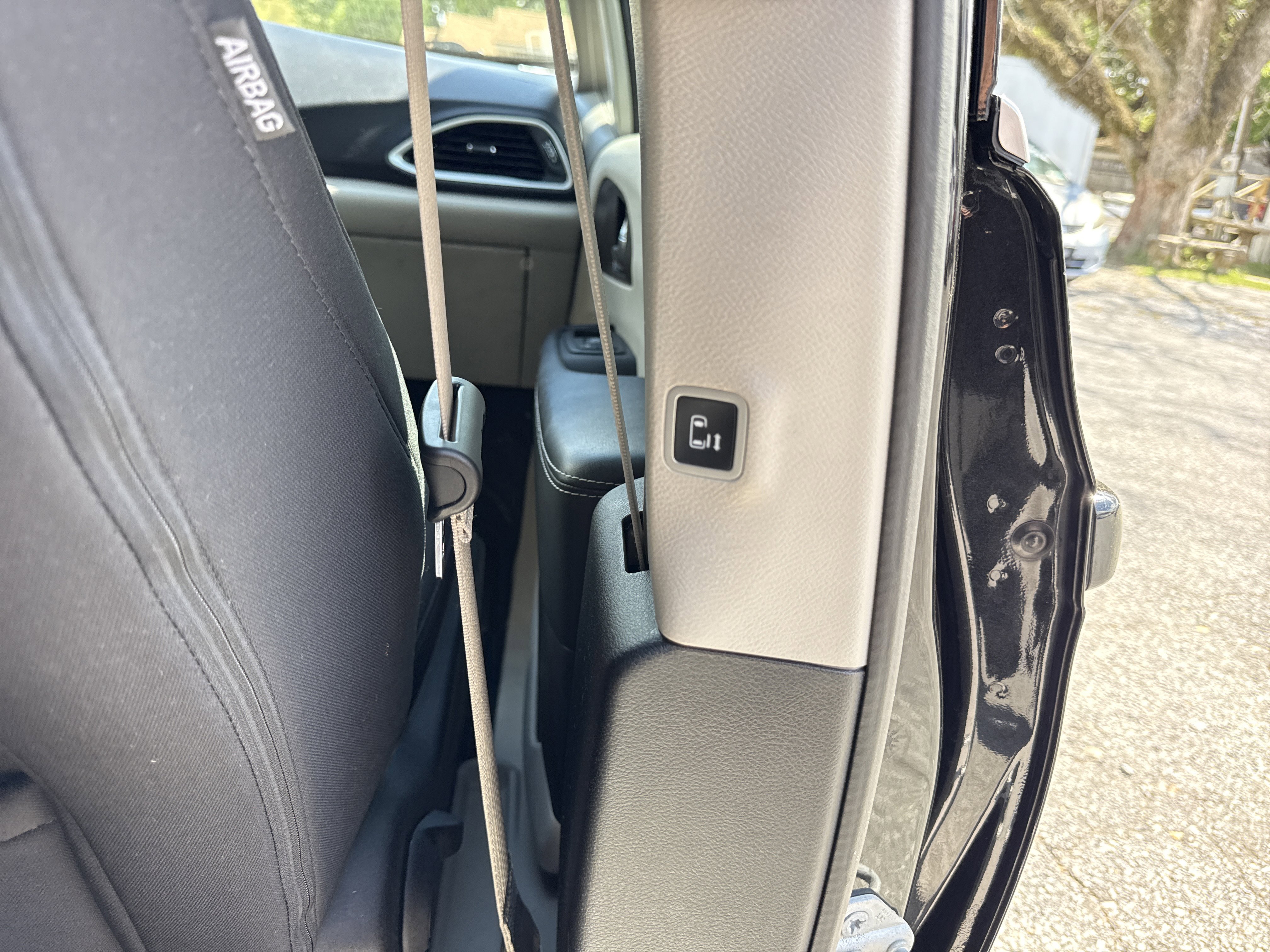 Used 2022 Chrysler Voyager LX image 32