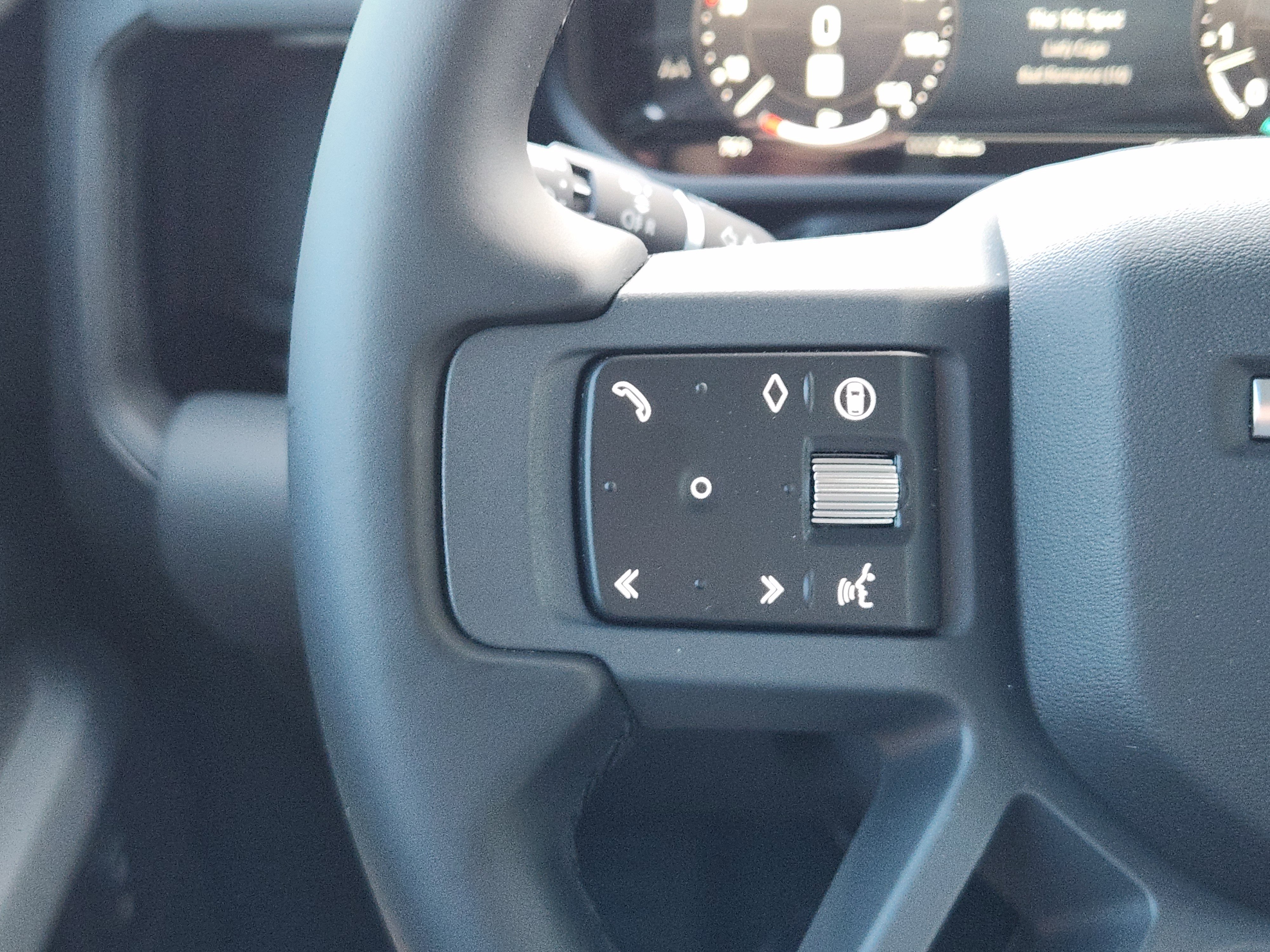 New 2026 Land Rover Defender 130 X-Dynamic SE image 27