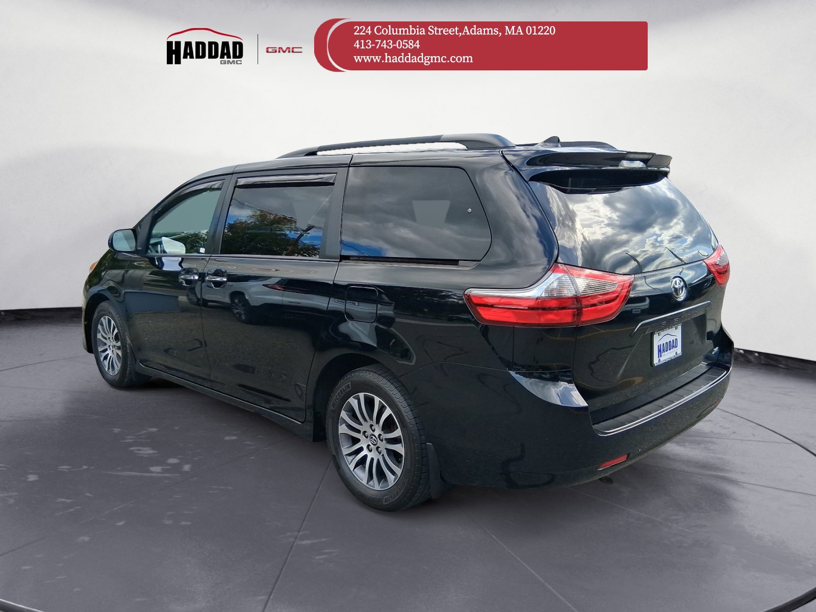 Used 2020 Toyota Sienna XLE w/ XLE Navigation Package FWD image 3