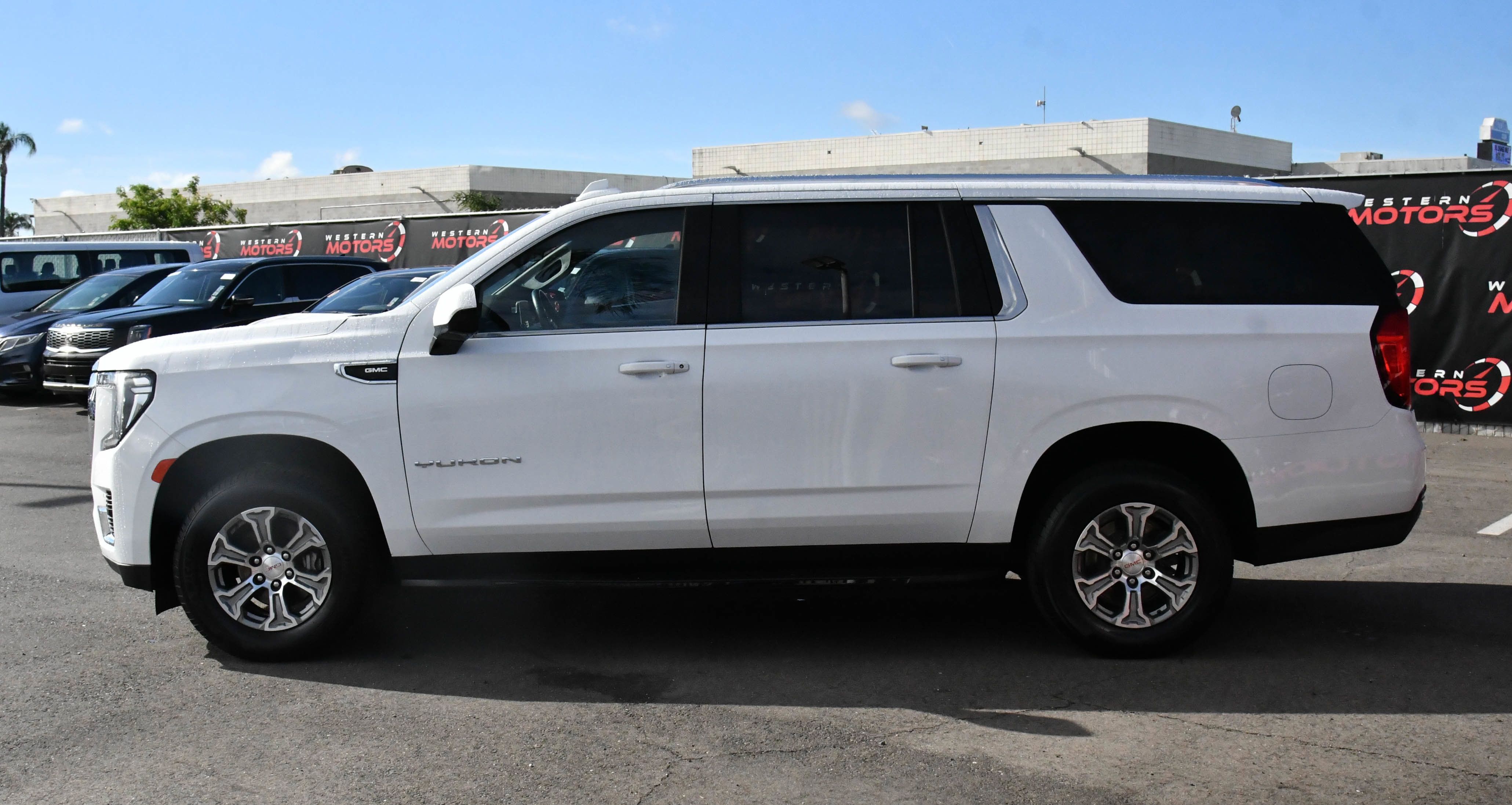 Used 2023 GMC Yukon XL SLE RWD image 4