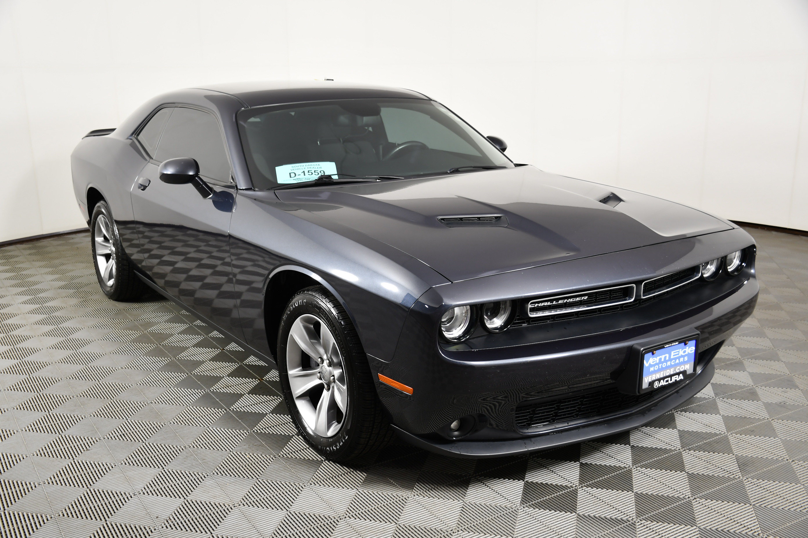 Used 2016 Dodge Challenger SXT RWD image 3
