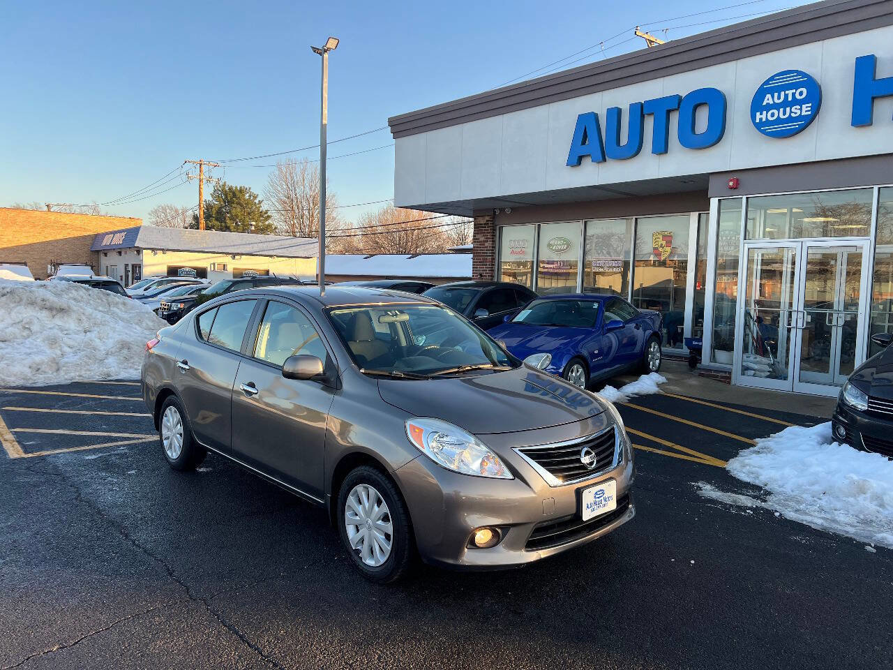 Used 2012 Nissan Versa SV image 3
