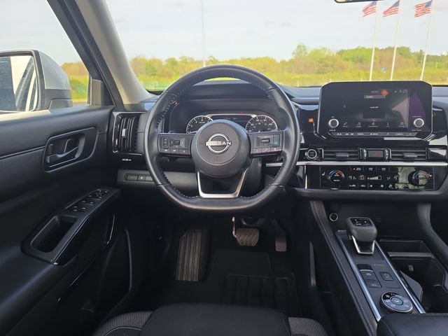Used 2024 Nissan Pathfinder SV AWD/4WD image 16