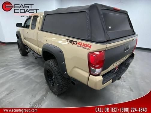 Used 2017 Toyota Tacoma TRD Off-Road w/ Tow Package AWD/4WD image 5