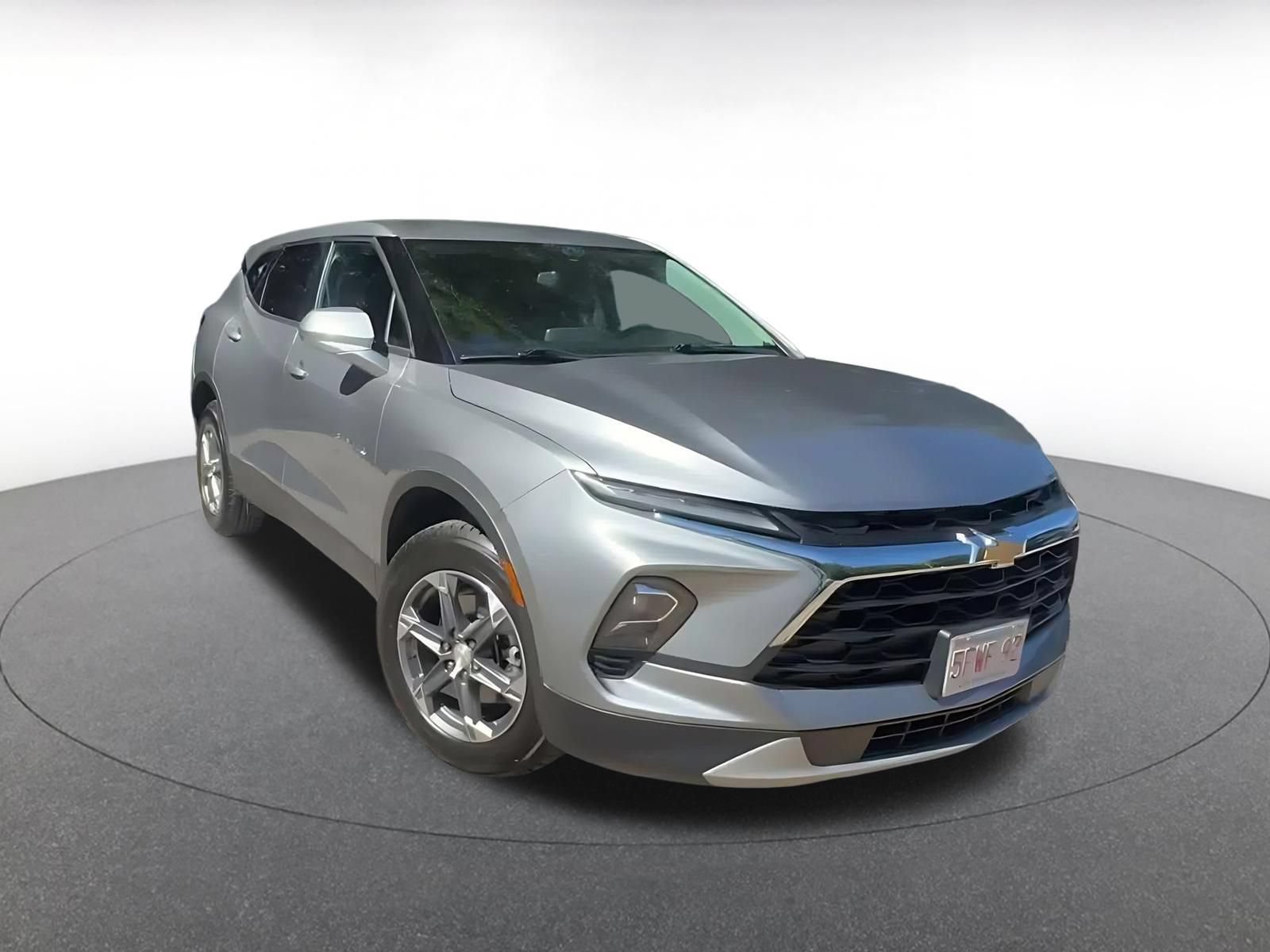 Used 2025 Chevrolet Blazer LT FWD image 3