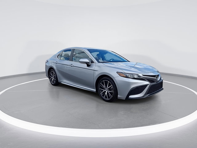 Used 2024 Toyota Camry SE image 3