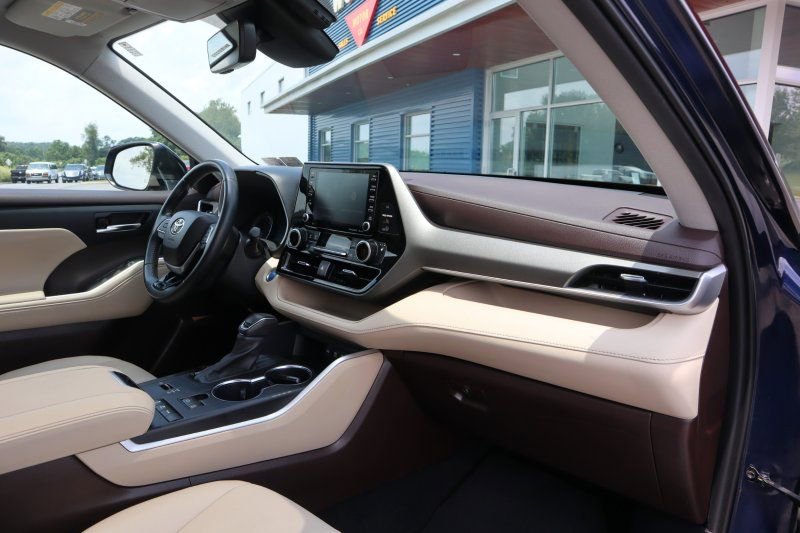 Used 2021 Toyota Highlander XLE image 24