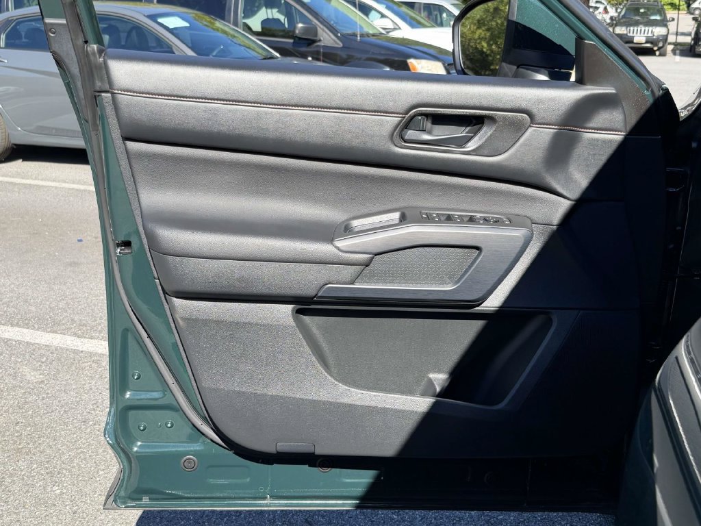 Used 2025 Nissan Pathfinder Rock Creek AWD/4WD image 12