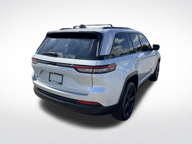 Used 2024 Jeep Grand Cherokee Altitude AWD/4WD image 9