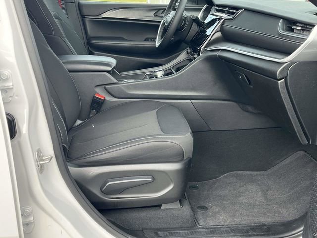 Used 2024 Jeep Grand Cherokee Laredo X AWD/4WD image 24