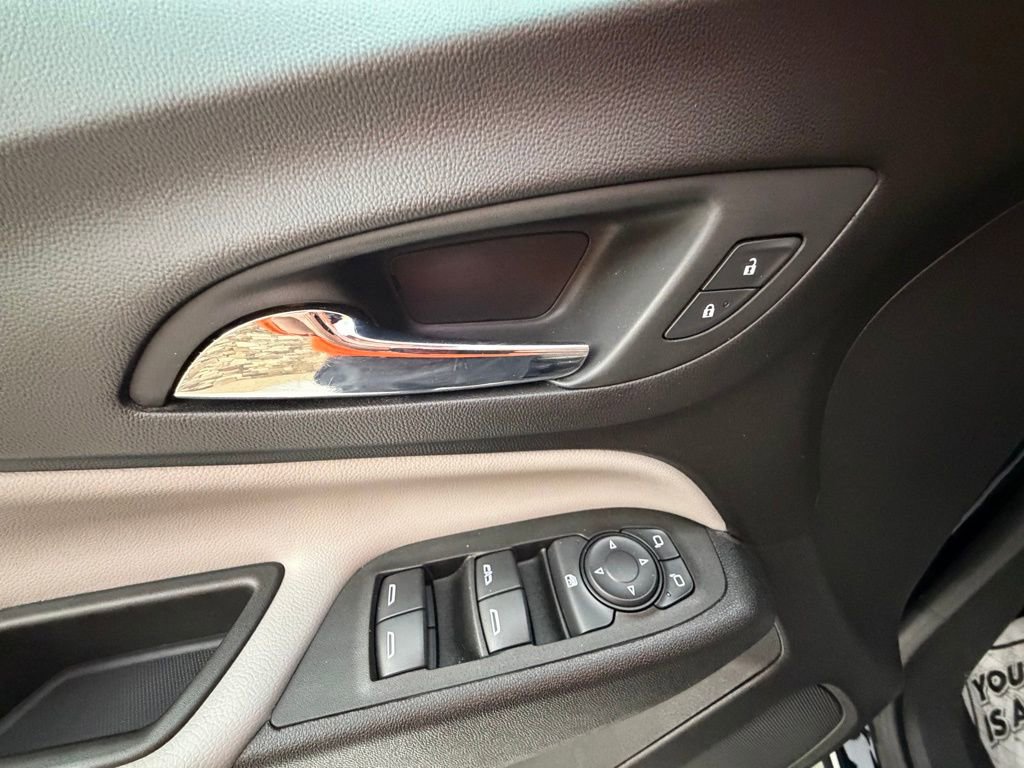 Used 2021 Chevrolet Equinox LS image 24