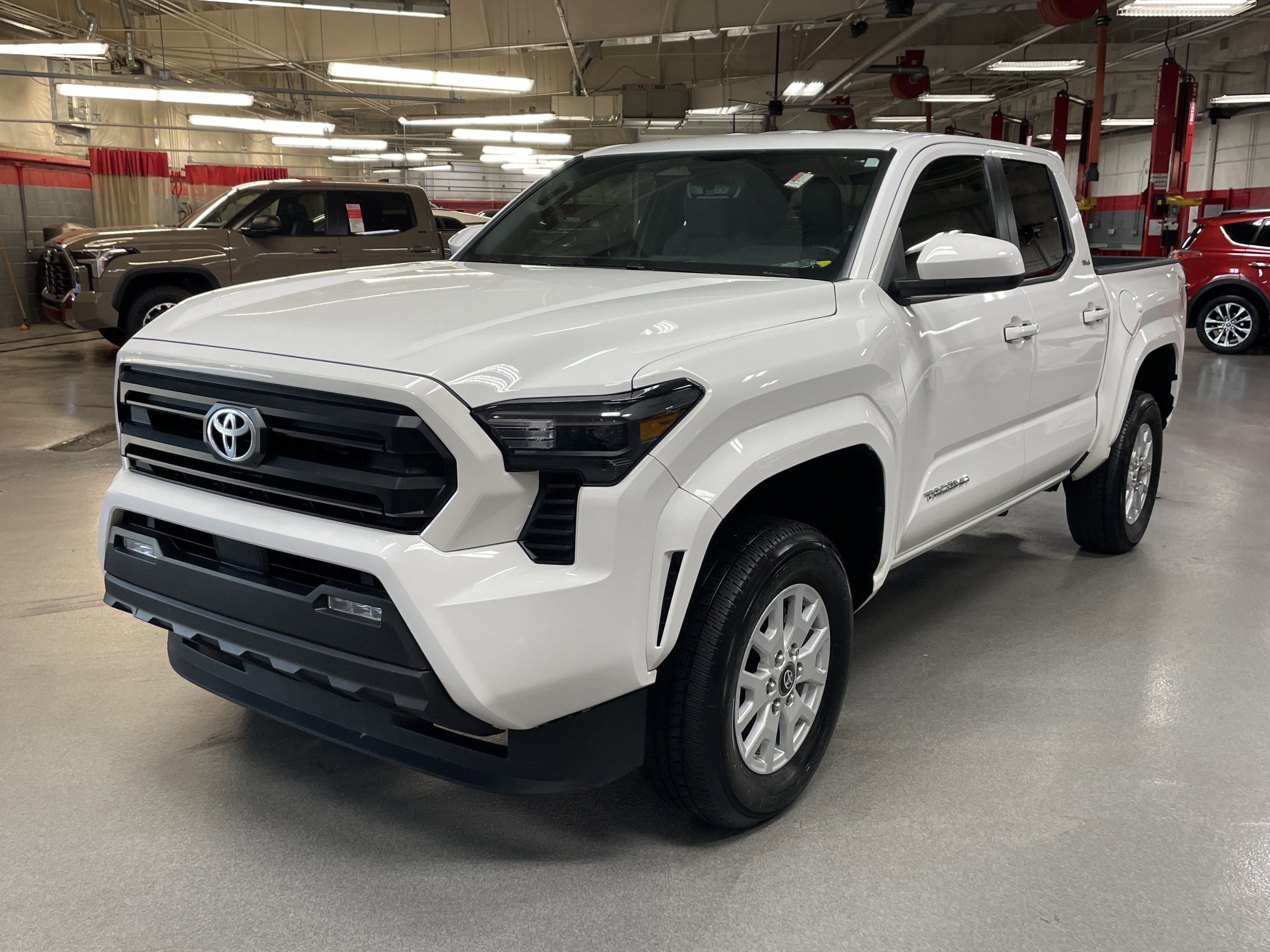 Used 2025 Toyota Tacoma SR5 AWD/4WD image 5