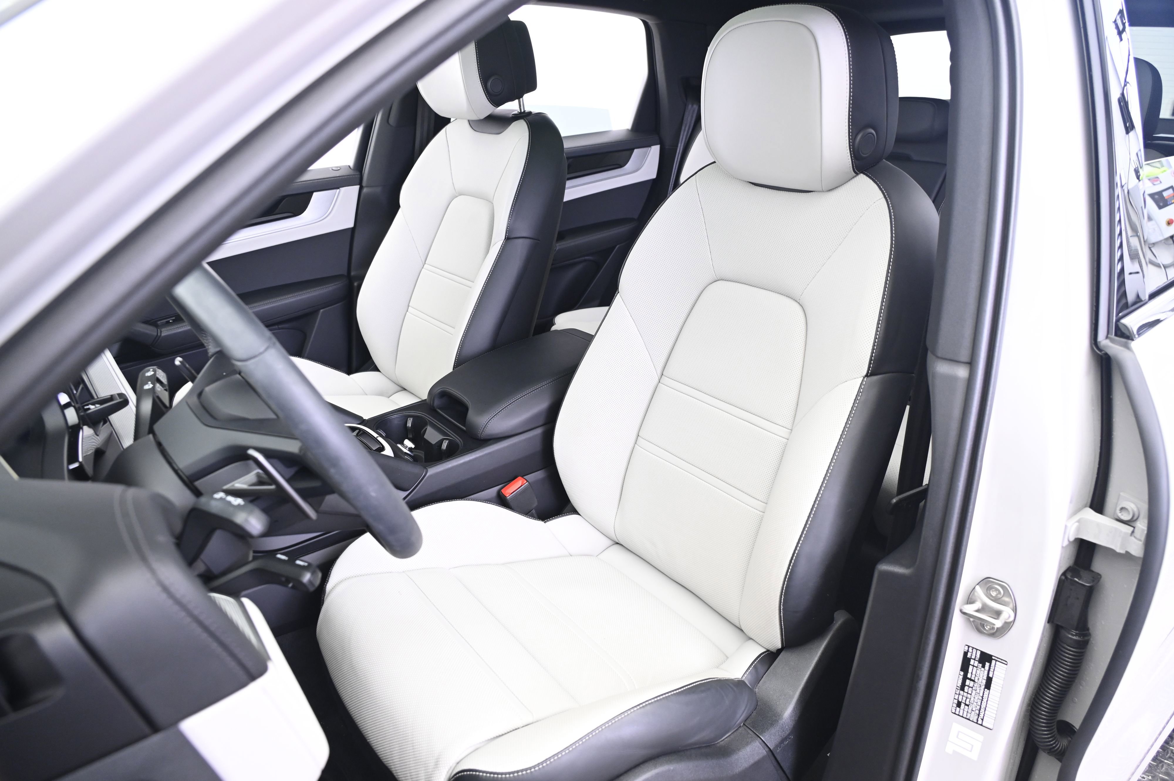 Used 2025 Porsche Cayenne image 5