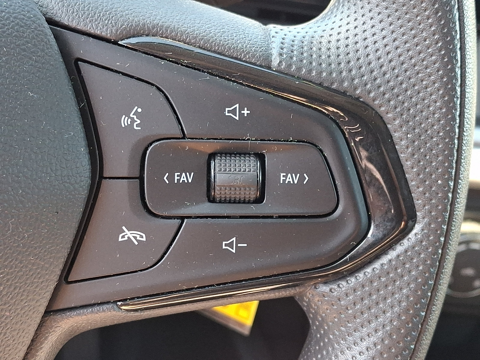 Certified 2025 Chevrolet Trax LS w/ LS Convenience Package FWD image 22