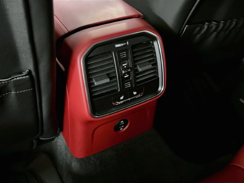 Certified 2025 Porsche Macan AWD/4WD image 27