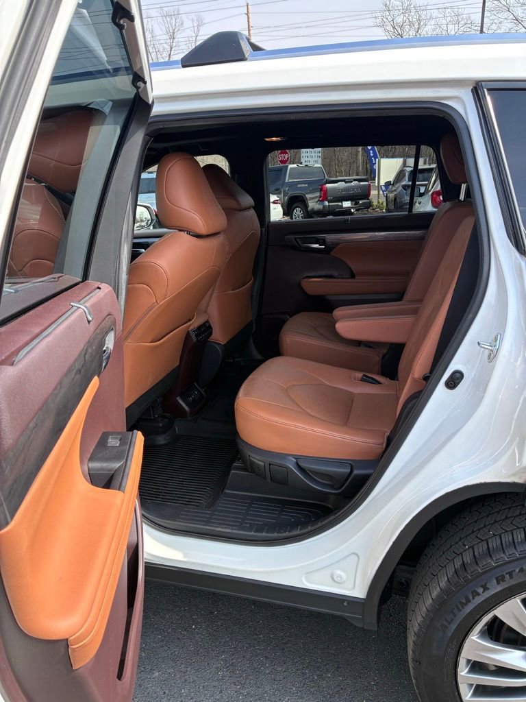 Used 2020 Toyota Highlander Platinum AWD/4WD image 24