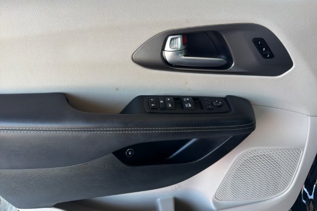 Used 2024 Chrysler Pacifica Limited FWD image 11