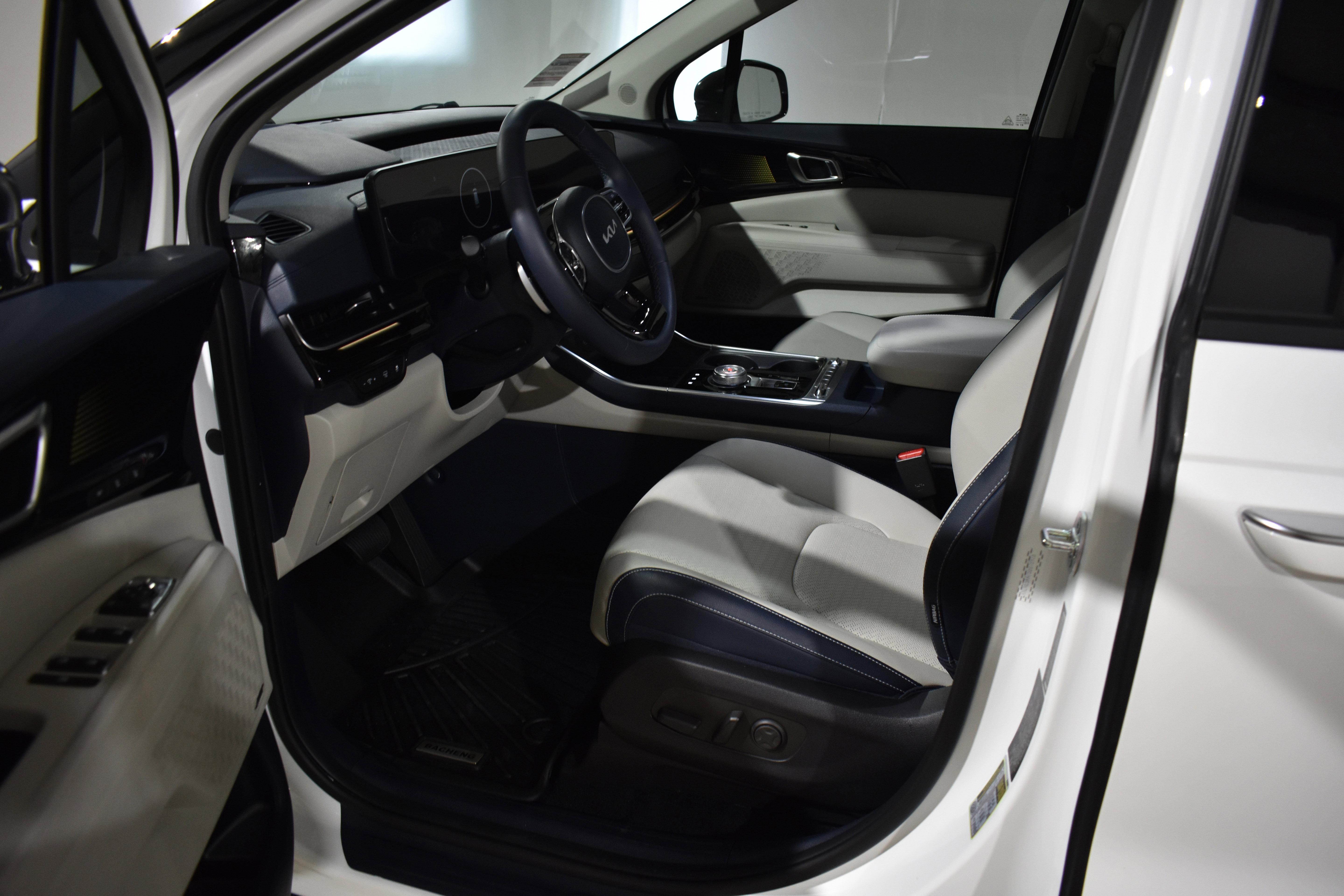 Used 2025 Kia Carnival SX Prestige image 12