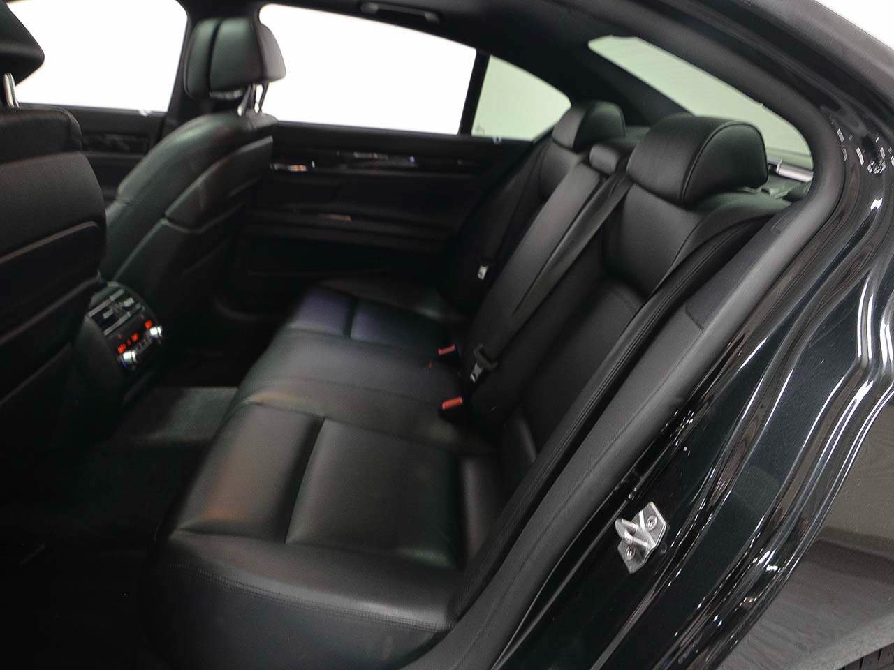 Used 2013 BMW 750i RWD image 12