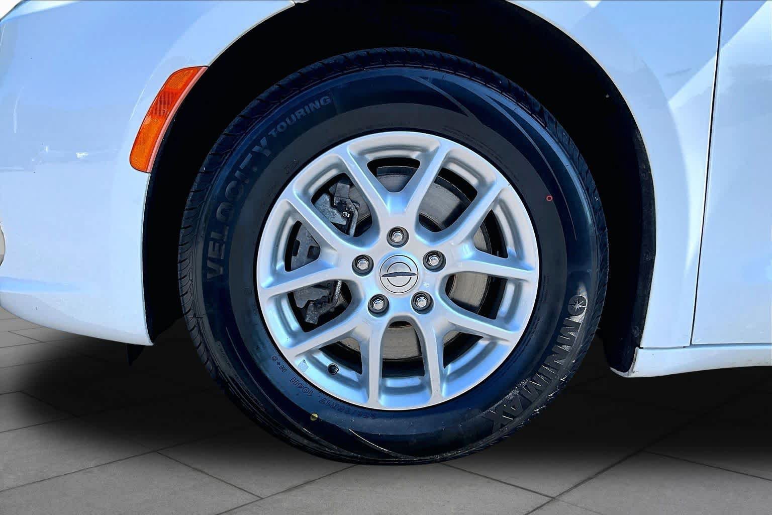 Used 2023 Chrysler Pacifica Touring-L FWD image 11