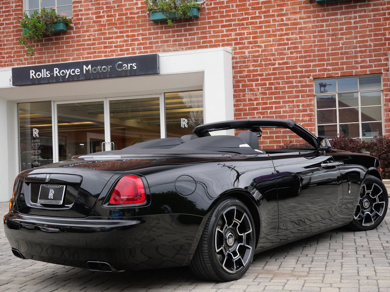 Used 2020 Rolls-Royce Dawn image 2
