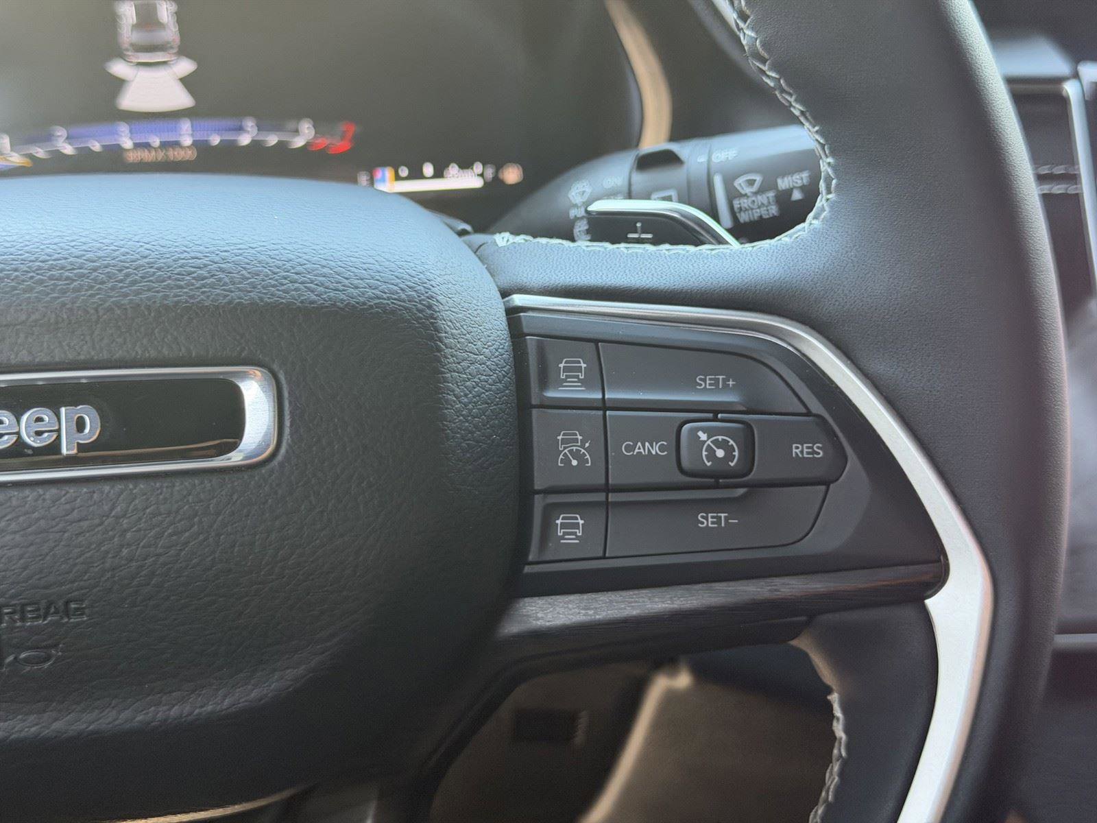 Used 2025 Jeep Grand Cherokee Limited w/ Black Appearance Package image 13