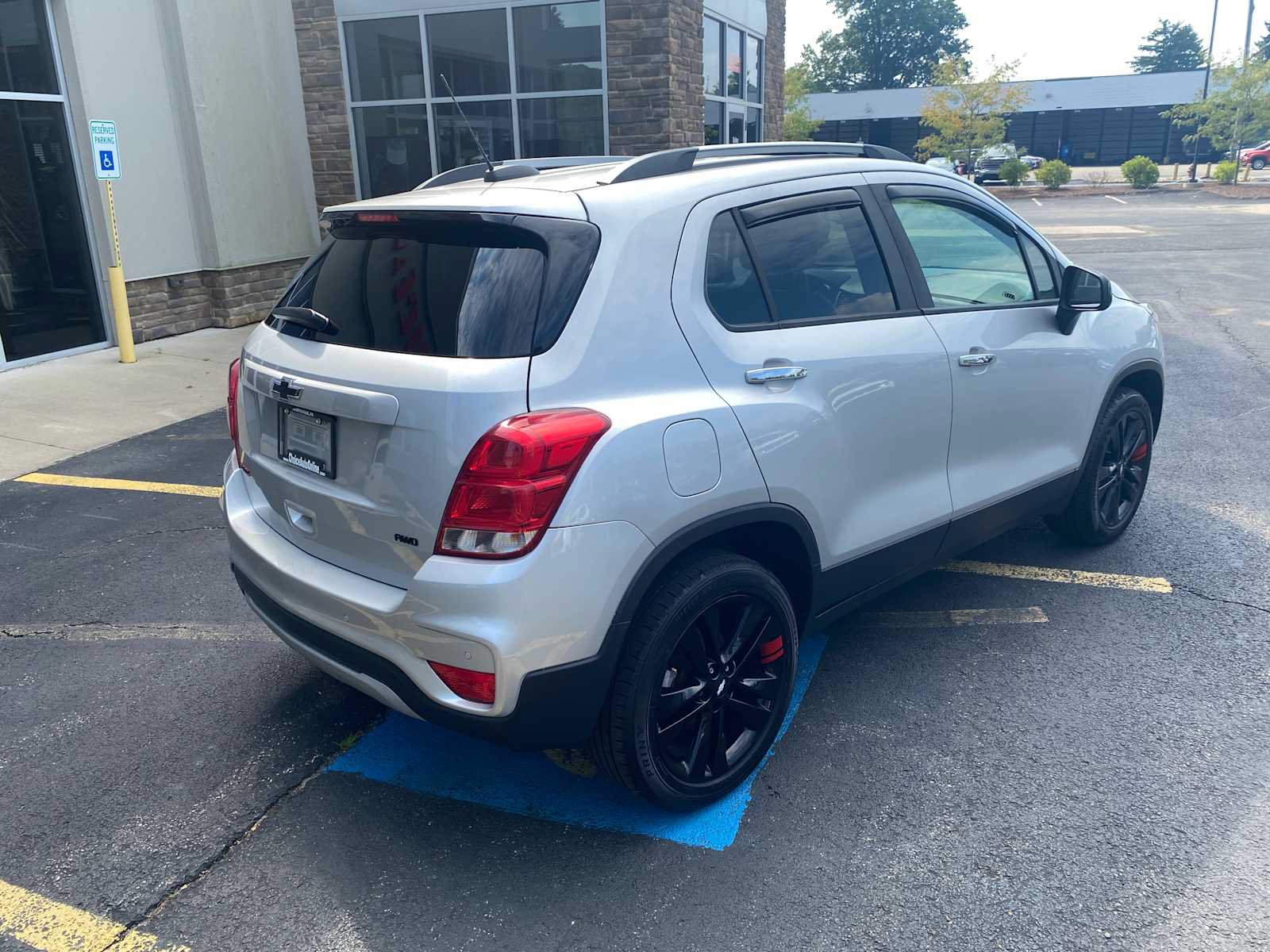 Used 2020 Chevrolet Trax LT w/ Sun & Sound Package AWD/4WD image 4
