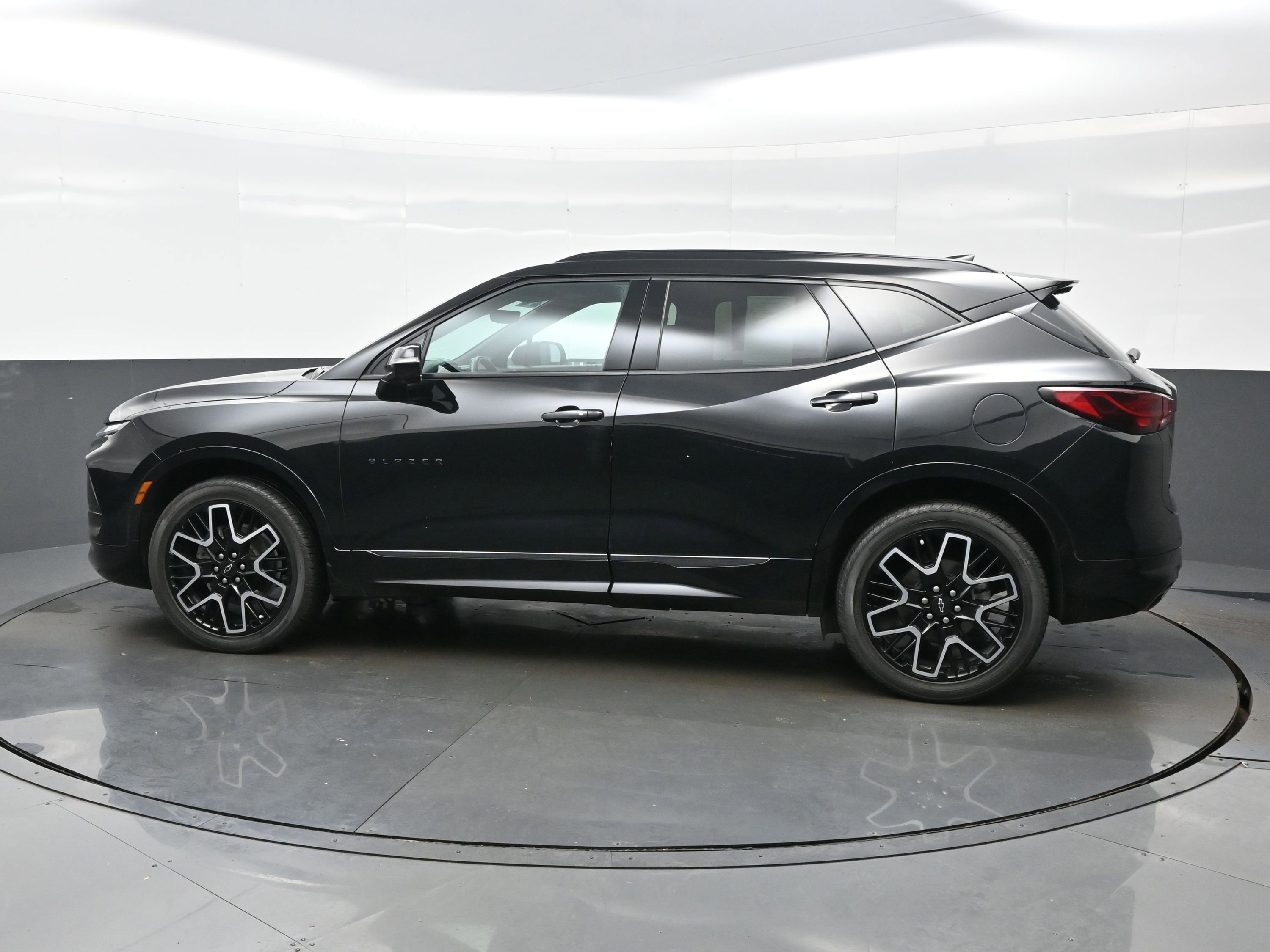 Used 2023 Chevrolet Blazer RS w/ Driver Confidence II Package FWD image 3