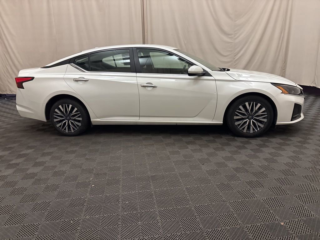 Used 2023 Nissan Altima 2.5 SV image 4
