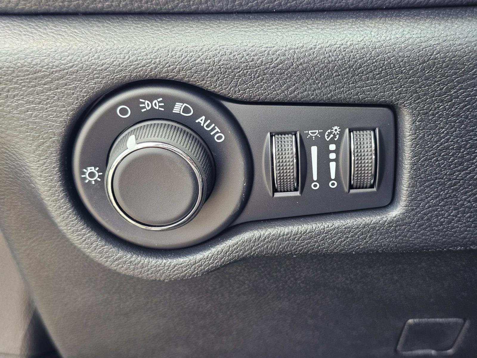 New 2027 Chrysler Pacifica Select FWD image 18