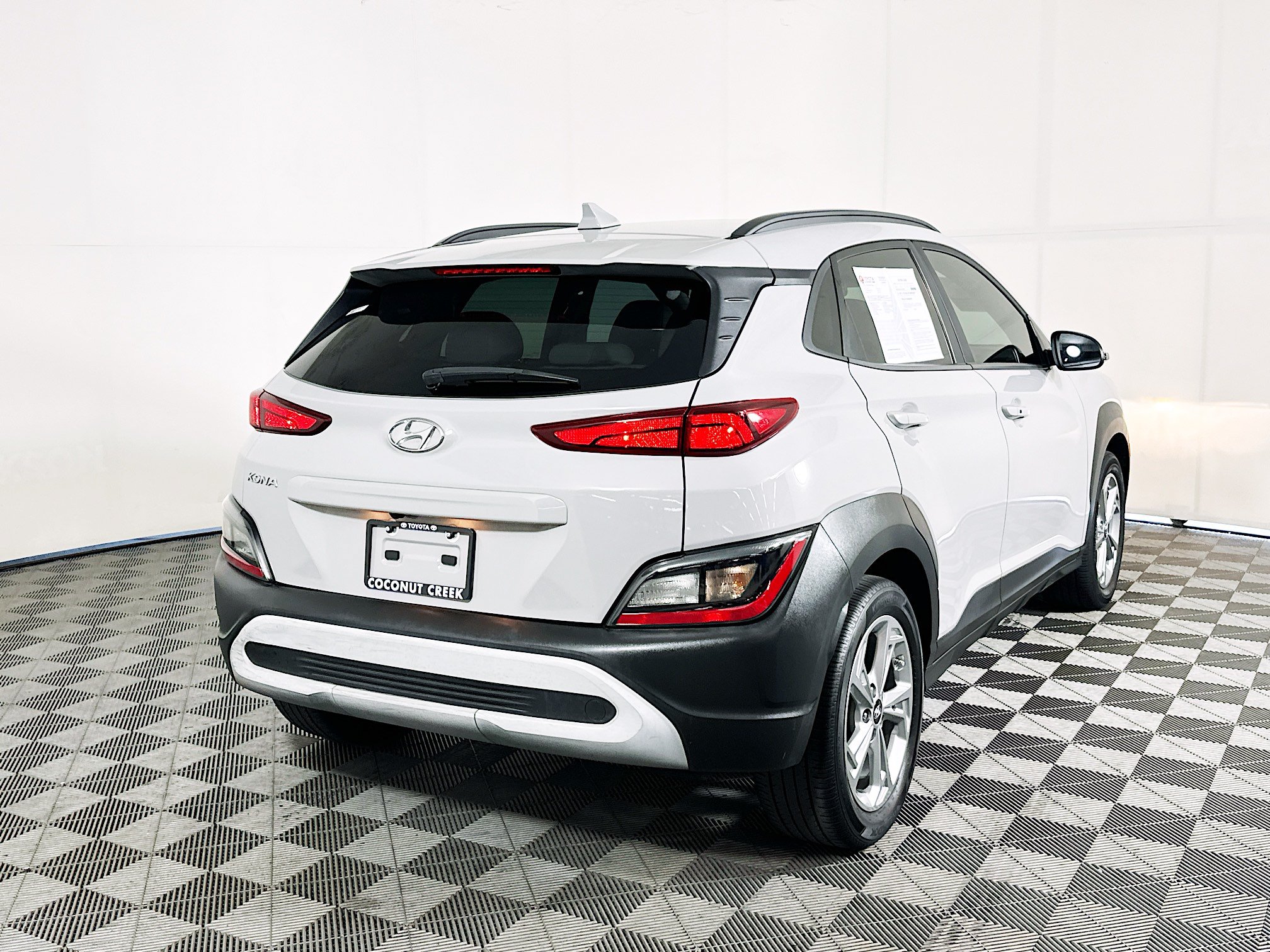 Used 2023 Hyundai Kona SEL FWD image 3