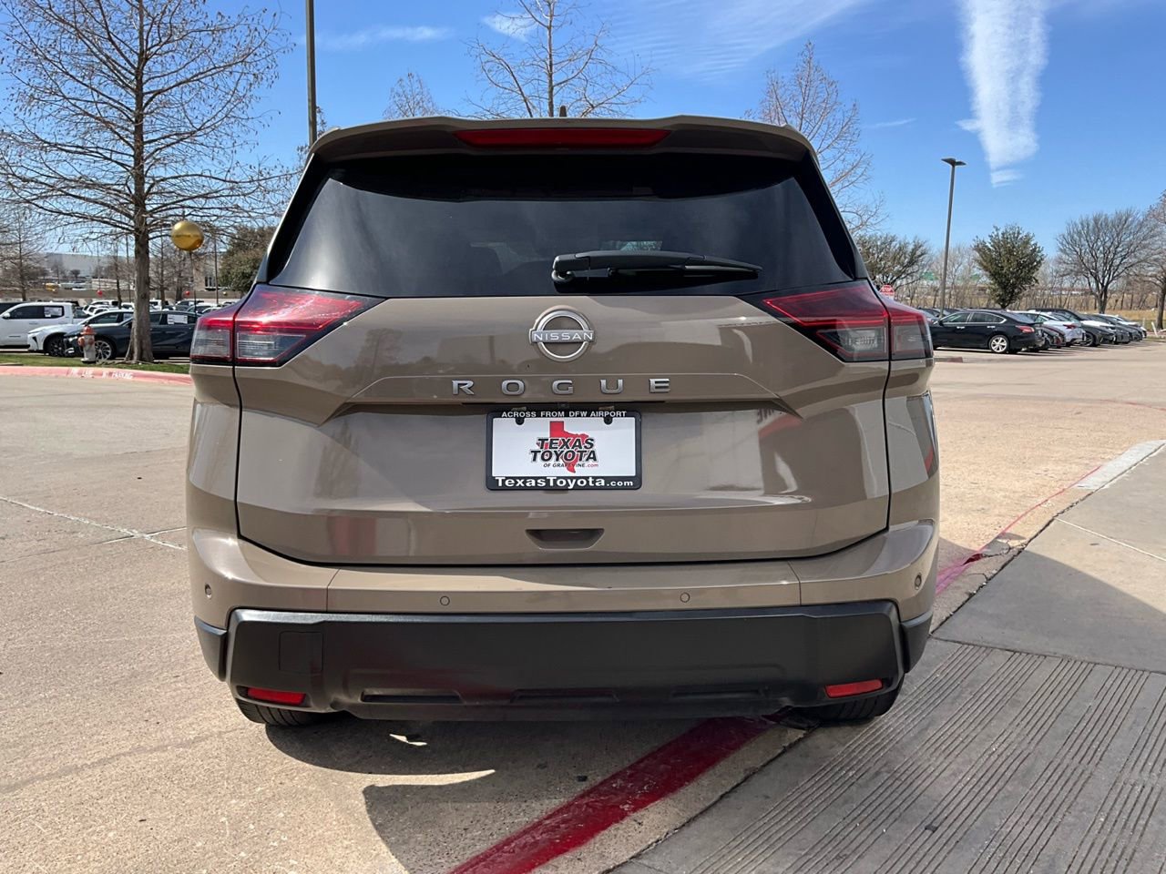 Used 2025 Nissan Rogue SV image 7