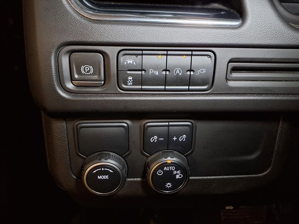 Used 2022 Chevrolet Suburban LT image 11