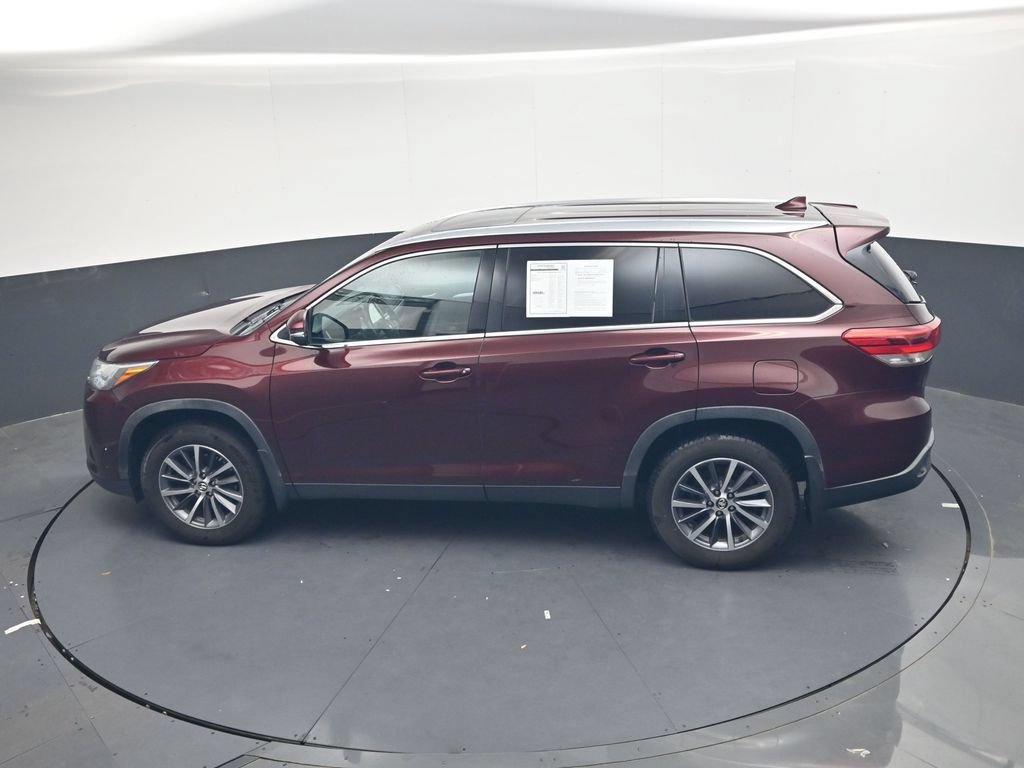 Used 2019 Toyota Highlander XLE AWD/4WD image 29