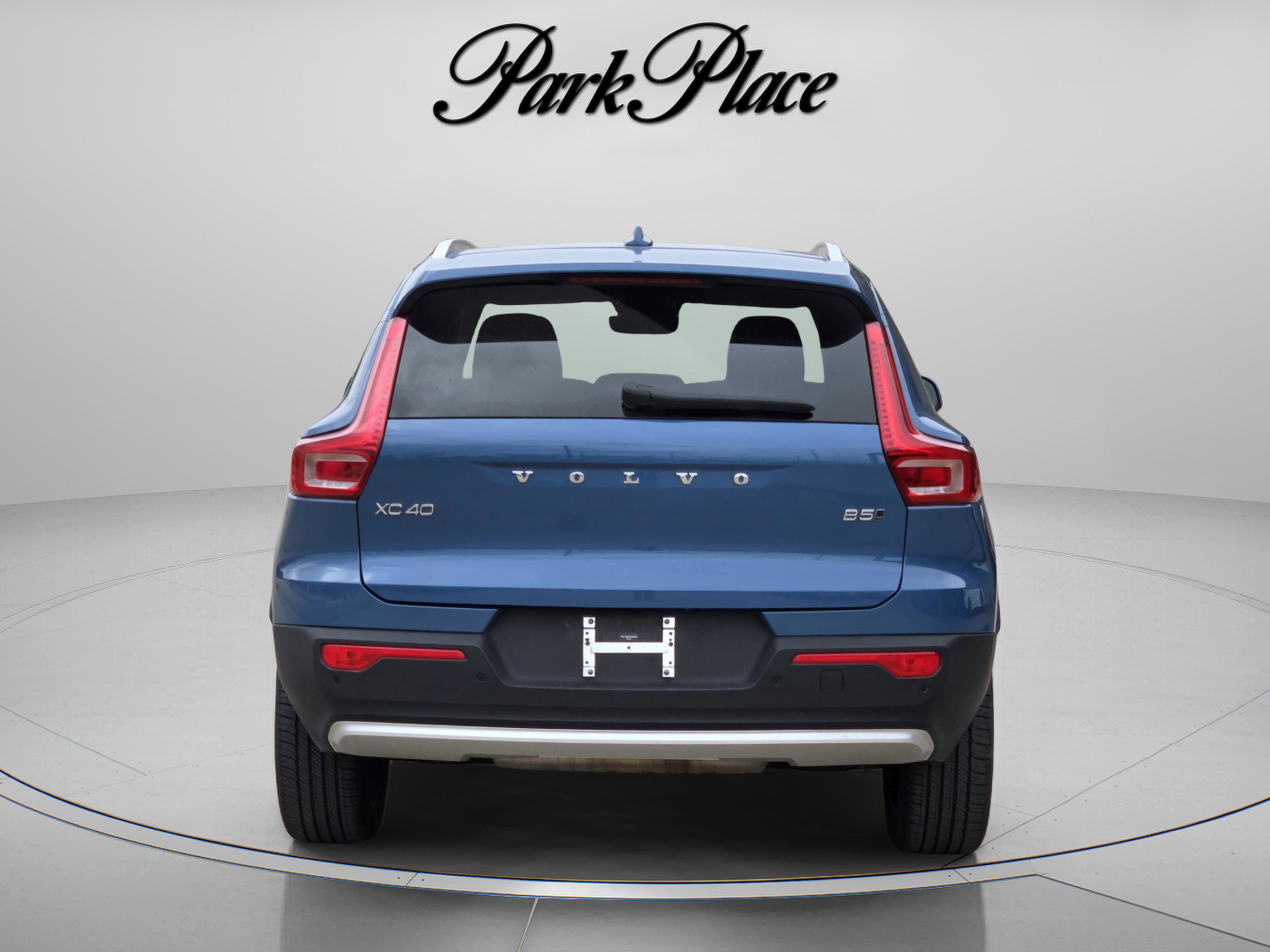 Used 2025 Volvo XC40 B5 Plus image 4