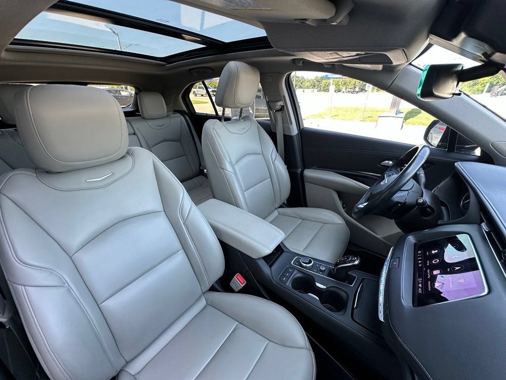 Used 2022 Cadillac XT4 Luxury w/ Cold Weather Package FWD image 9