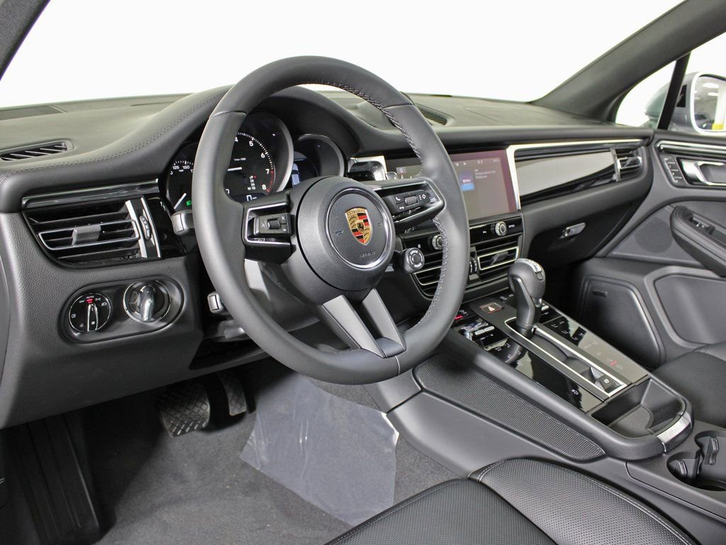 Certified 2026 Porsche Macan AWD/4WD image 4