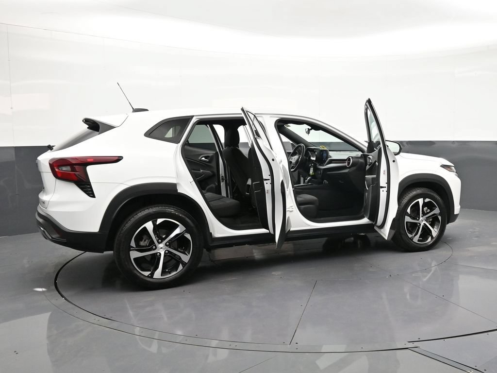 Used 2024 Chevrolet Trax RS FWD image 32