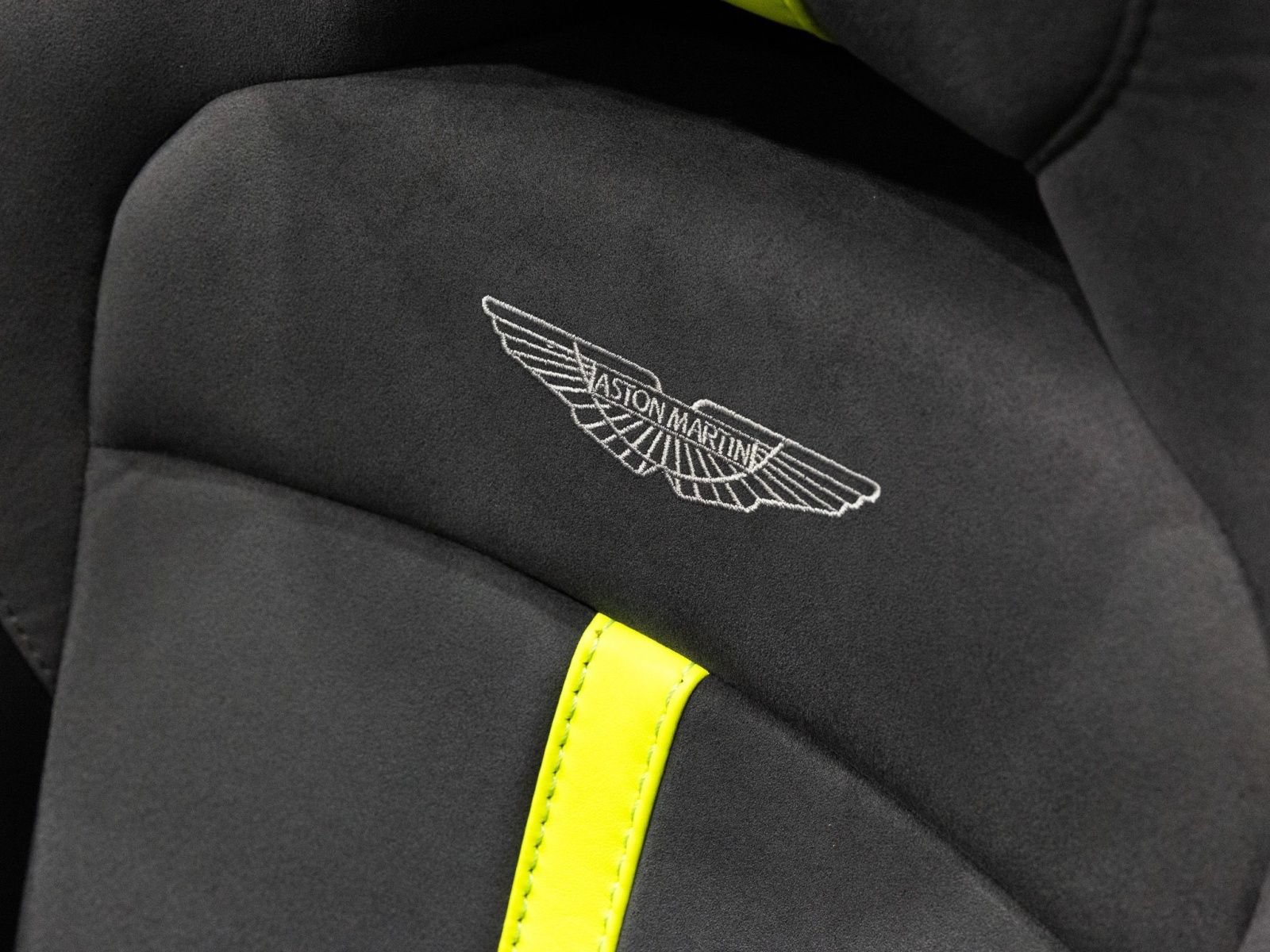 Used 2023 Aston Martin V8 Vantage Roadster RWD image 32