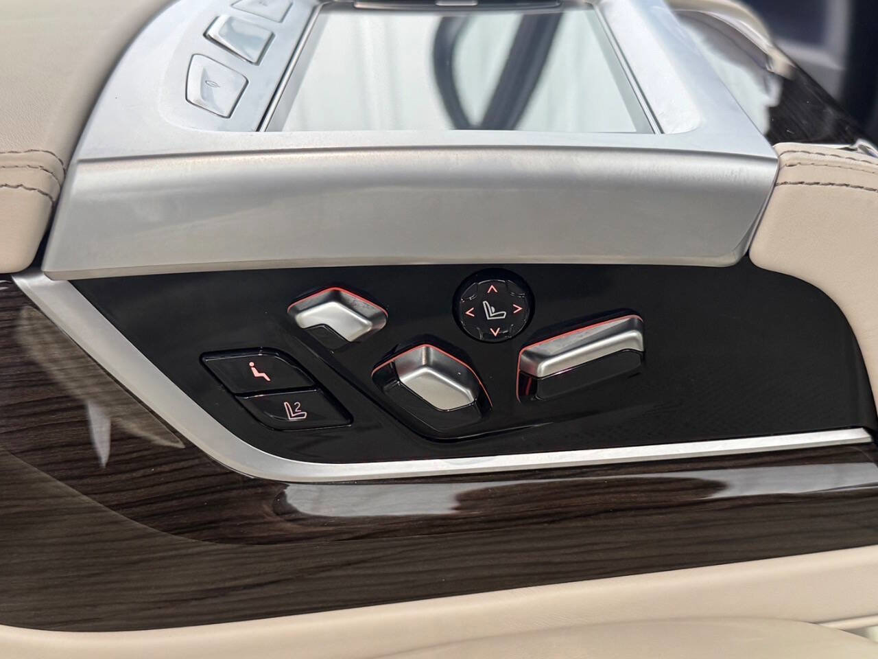 Used 2019 BMW M760i xDrive w/ Luxury Rear Seating Package image 40