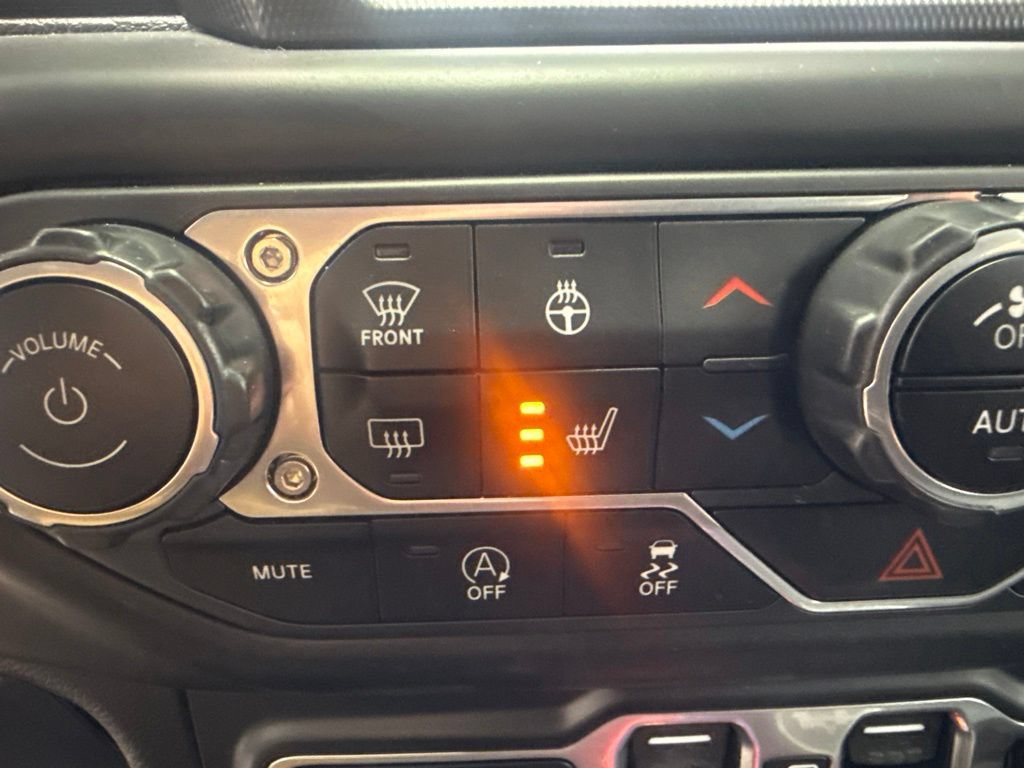 Used 2020 Jeep Wrangler Unlimited Sahara w/ Uconnect 4C Nav & Sound Group AWD/4WD image 32
