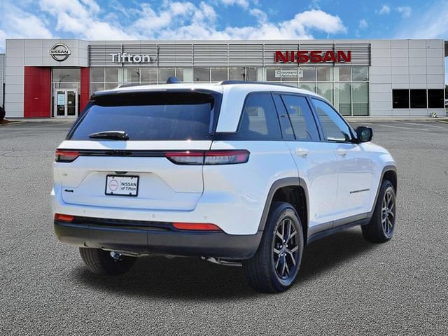 Used 2025 Jeep Grand Cherokee Altitude AWD/4WD image 4