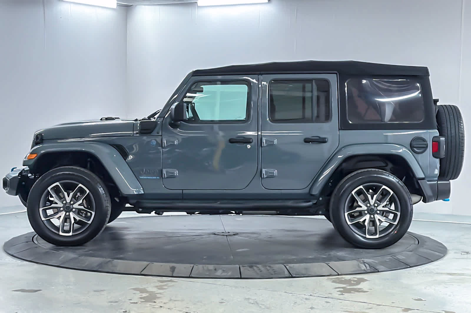 Used 2024 Jeep Wrangler Unlimited AWD/4WD image 5
