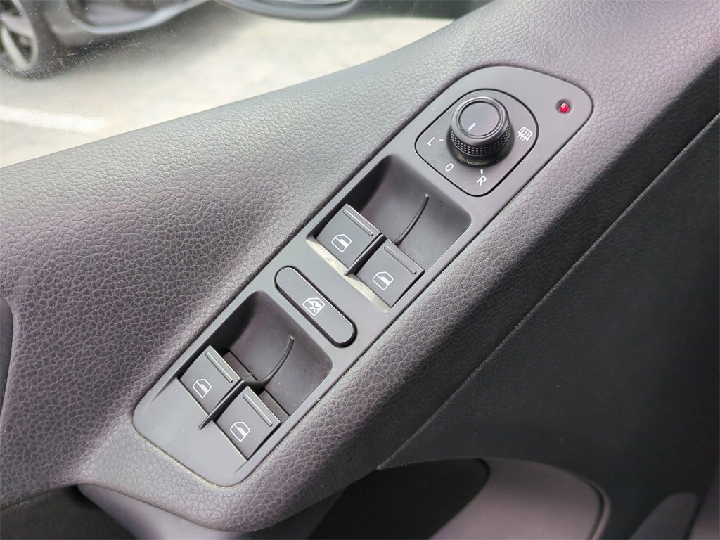 Used 2017 Volkswagen Tiguan S image 12