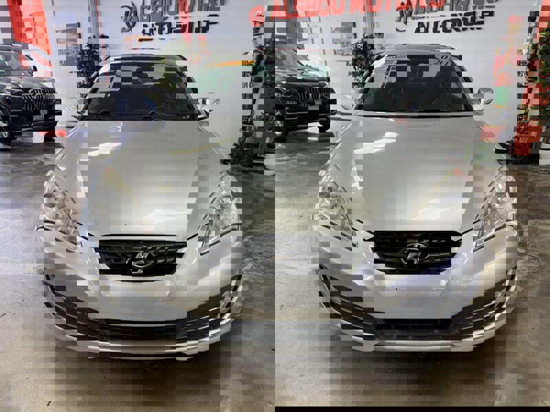 Used 2011 Hyundai Genesis 3.8 image 2