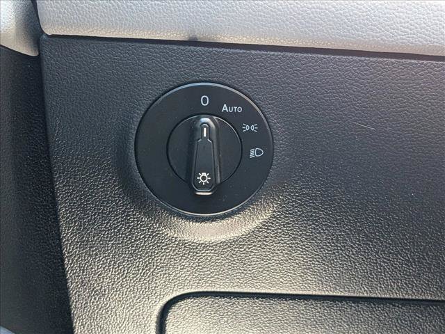 Used 2022 Volkswagen Taos SEL w/ Panoramic Sunroof Package FWD image 16