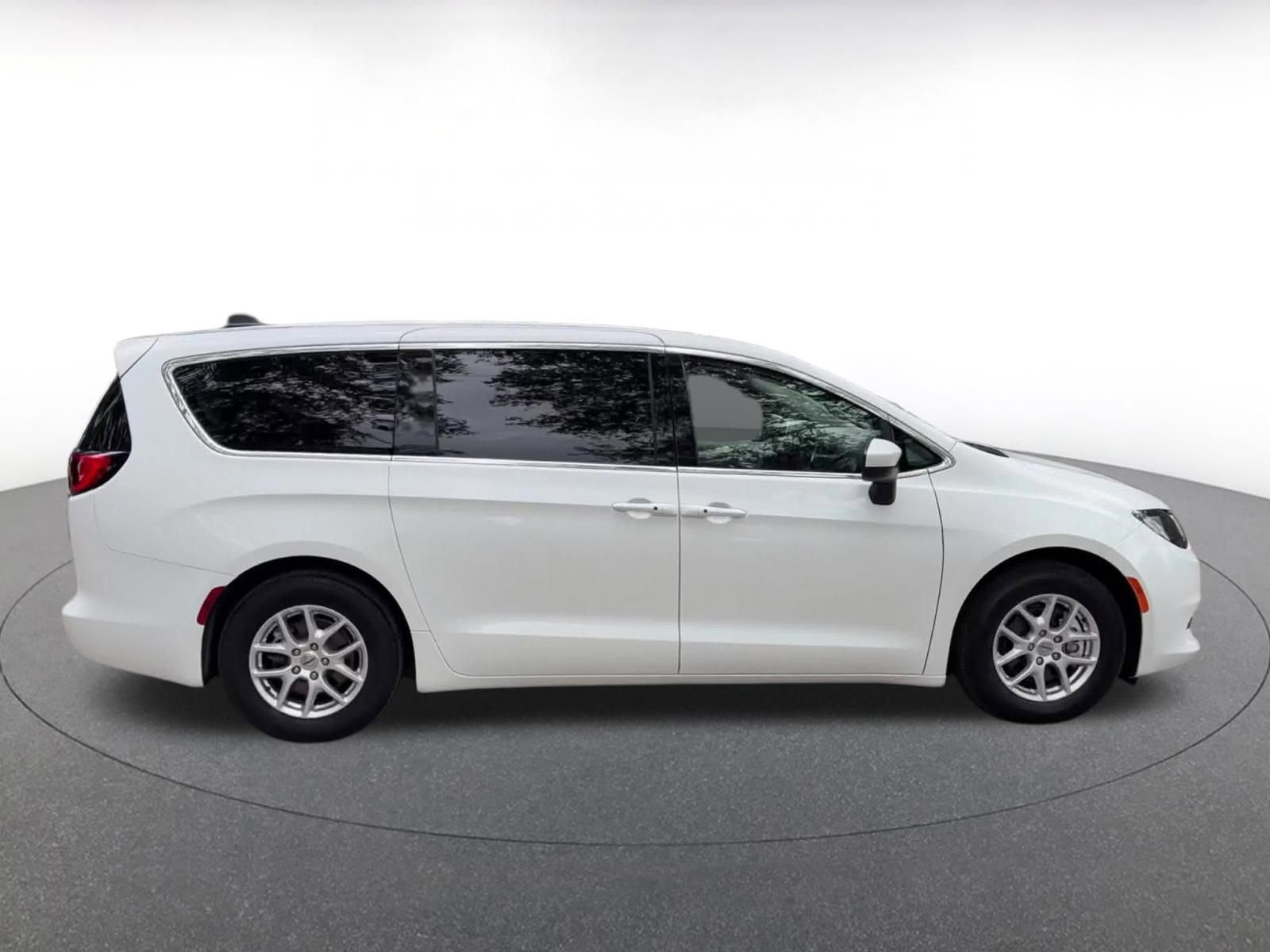 Used 2022 Chrysler Voyager LX FWD image 16