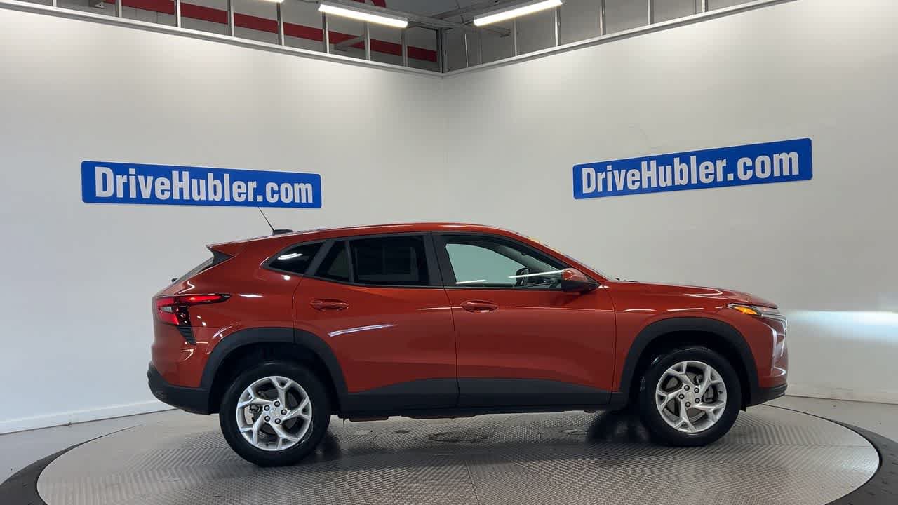Used 2024 Chevrolet Trax LS w/ LS Convenience Package FWD image 3