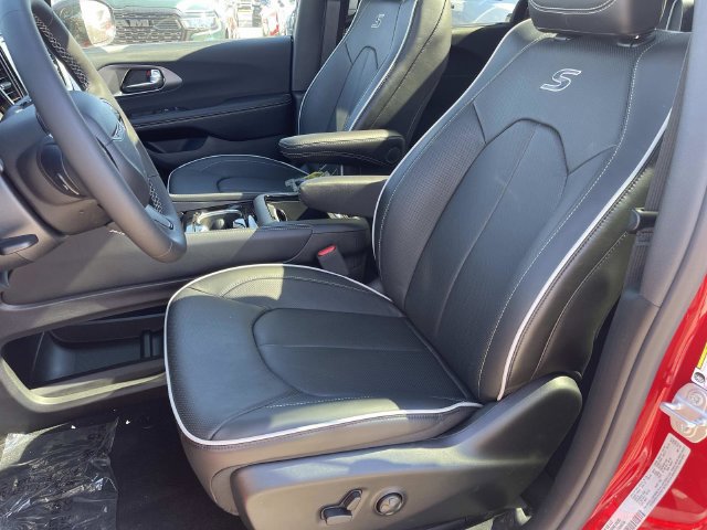 New 2027 Chrysler Pacifica Limited FWD image 18